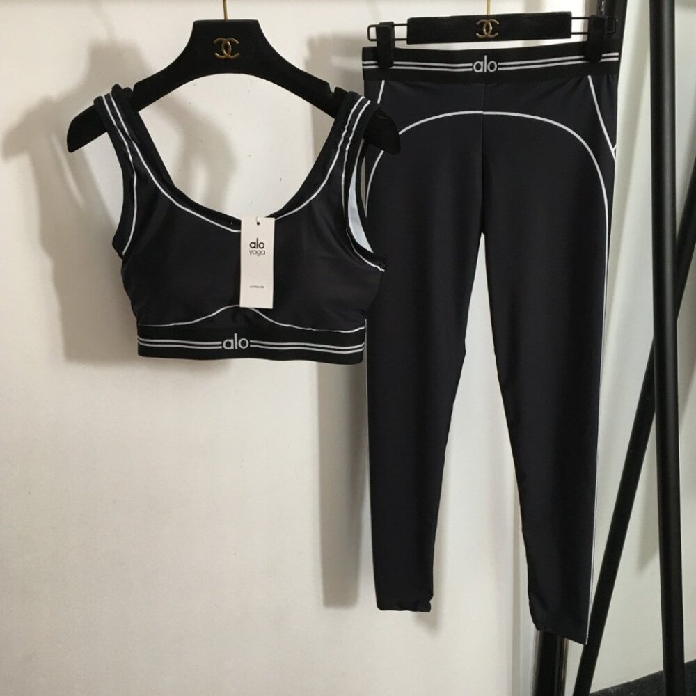 Alo Yoga outfit: tank top + stretchy, slimming leggings, black, size M